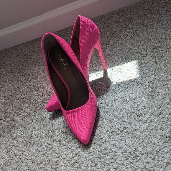 Hot Pink Qupid Pump - Picture 1 of 3